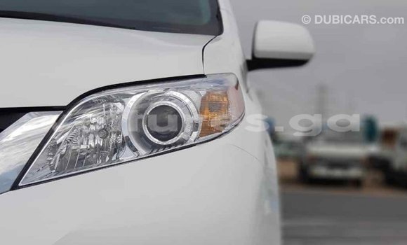 Sayi Imported Toyota Sienna White Mota in Import - Dubai a estuary Sayi Imported Toyota Sienna White Mota in Import - Dubai a estuary