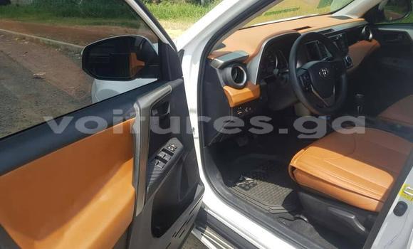 Sayi Na hannu Toyota RAV4 White Mota in Libreville a estuary Sayi Na hannu Toyota RAV4 White Mota in Libreville a estuary