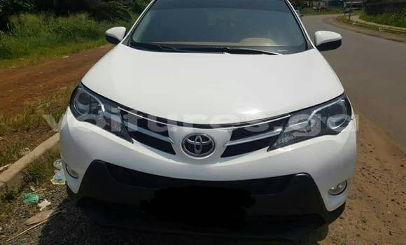 Sayi Na hannu Toyota RAV4 White Mota in Libreville a estuary Sayi Na hannu Toyota RAV4 White Mota in Libreville a estuary