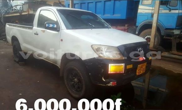 Sayi Na hannu Toyota Hilux White Mota in Libreville a estuary Sayi Na hannu Toyota Hilux White Mota in Libreville a estuary