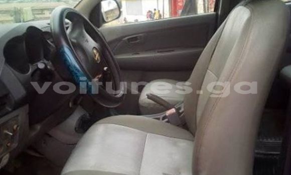 Sayi Na hannu Toyota Hilux White Mota in Libreville a estuary Sayi Na hannu Toyota Hilux White Mota in Libreville a estuary